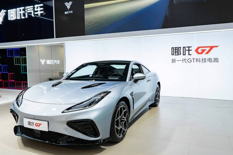 深圳28哪吒汽车在智能汽车领域的表现，领途汽车在新能源汽车市场中的影响力